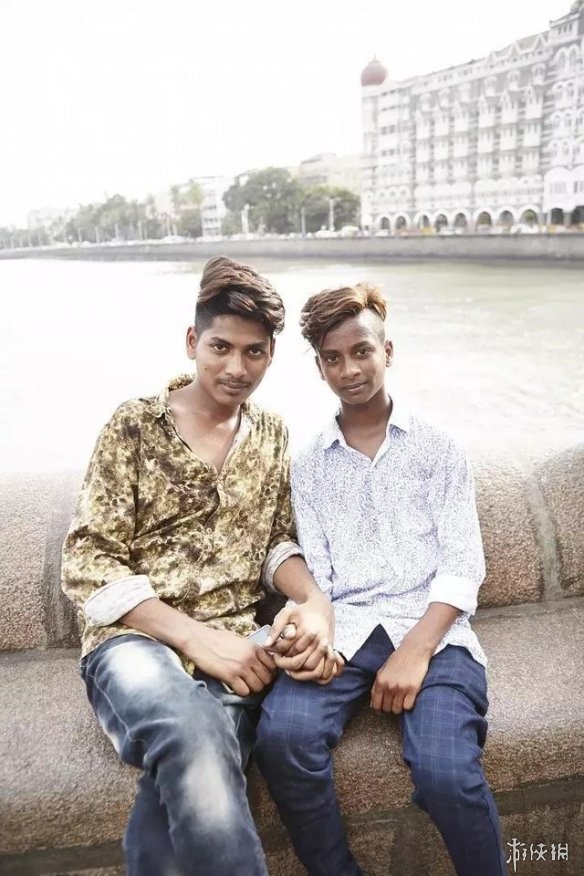 十指紧扣,充满爱意!印度男人们手拉手走路并非搞基