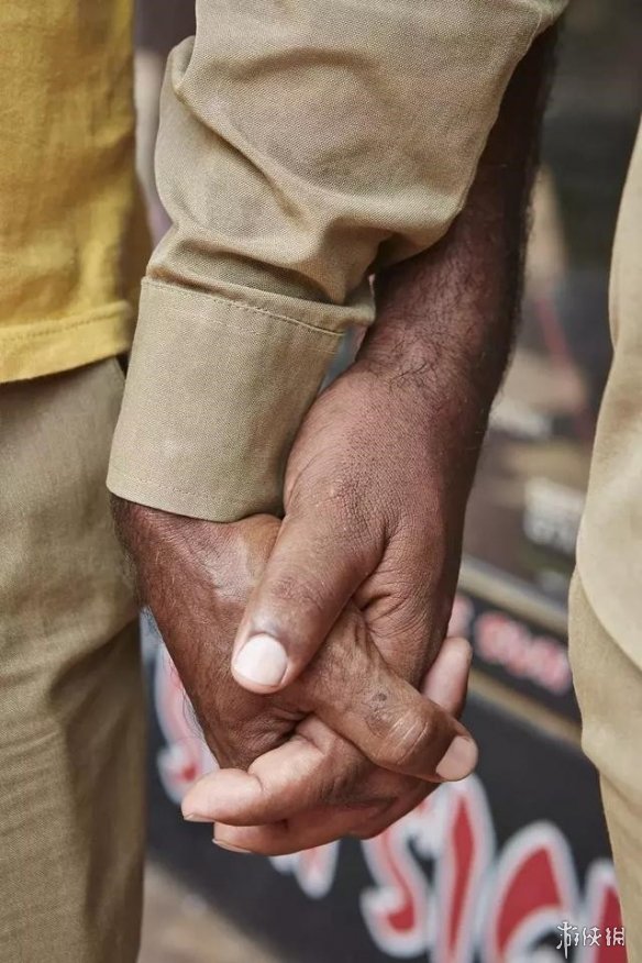 十指紧扣,充满爱意!印度男人们手拉手走路并非搞基