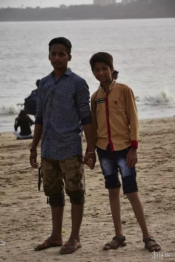 十指紧扣,充满爱意!印度男人们手拉手走路并非搞基