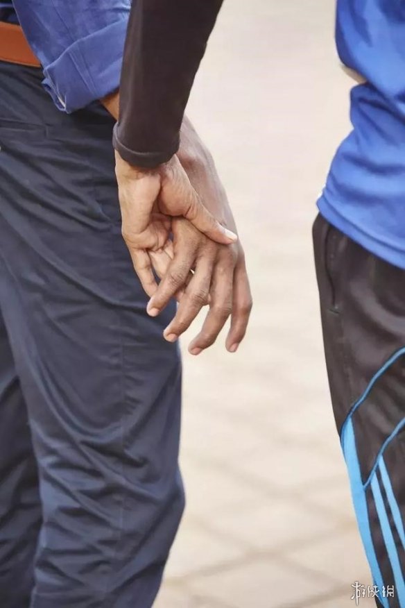 十指紧扣,充满爱意!印度男人们手拉手走路并非搞基