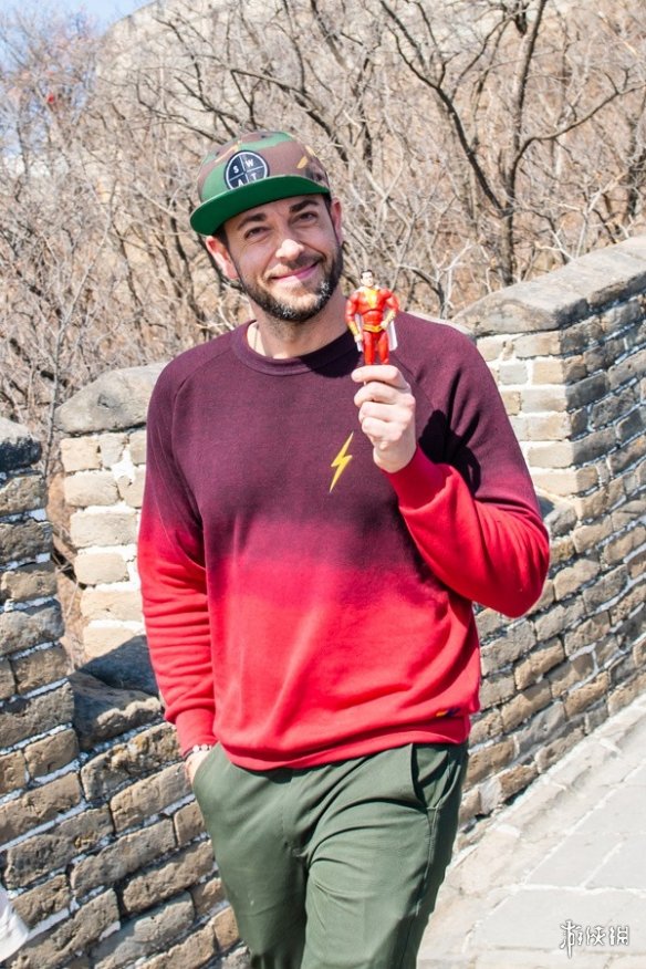 《沙赞》男主游长城 与自己角色玩具合影气氛欢乐