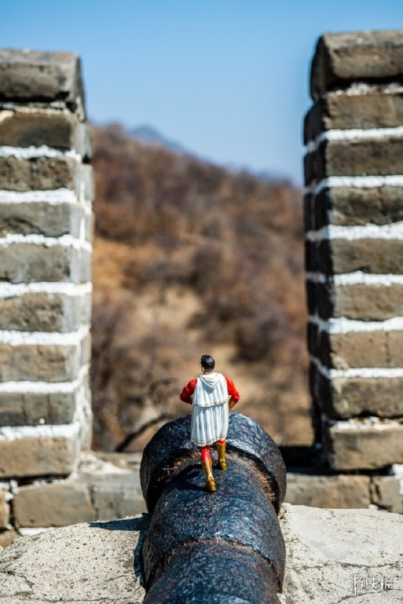 《沙赞》男主游长城 与自己角色玩具合影气氛欢乐