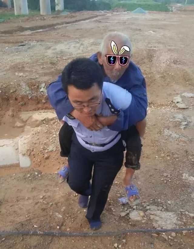 民警"赤脚"将迷路荒野的八旬嗲嗲背回家
