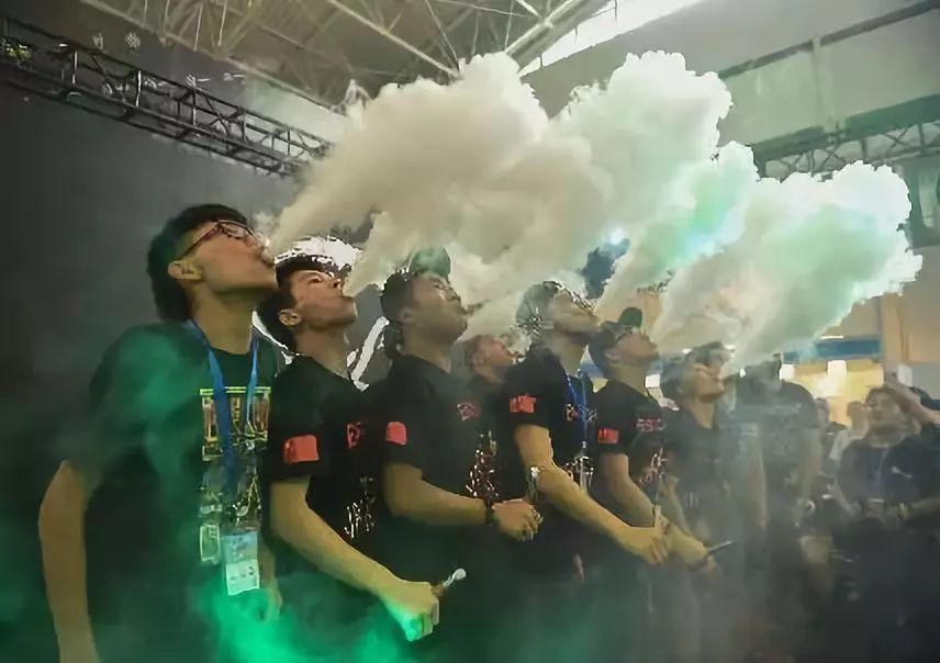 电子烟消费年轻化需警惕:蒸汽大烟雾会损伤肺