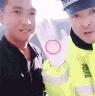 男子上高速直播，新疆交警突然出镜，网友一致点赞！