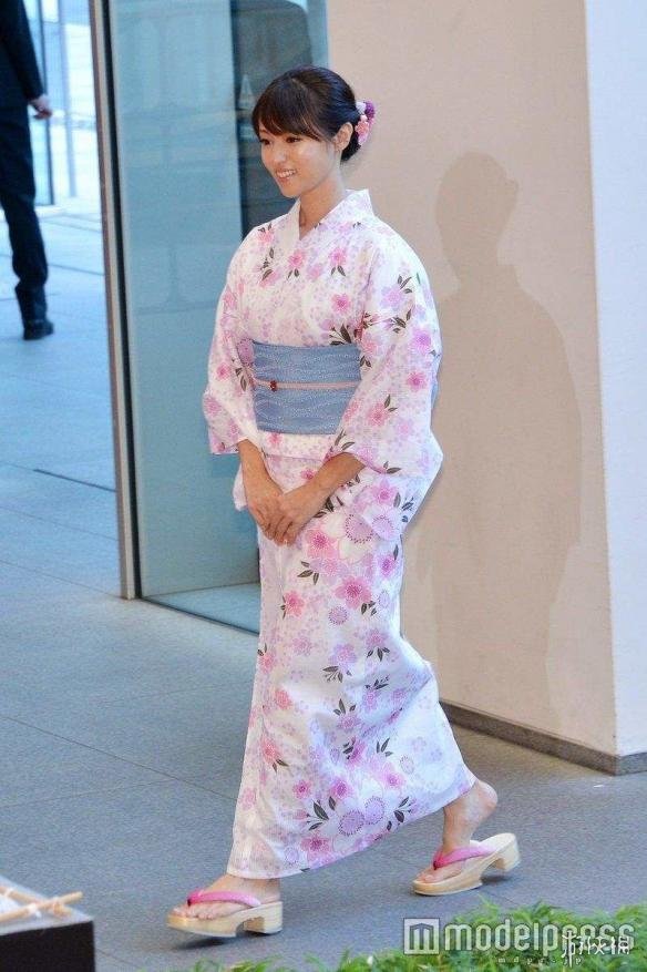 日本浴衣里面穿内衣吗_日本性感和服浴衣女