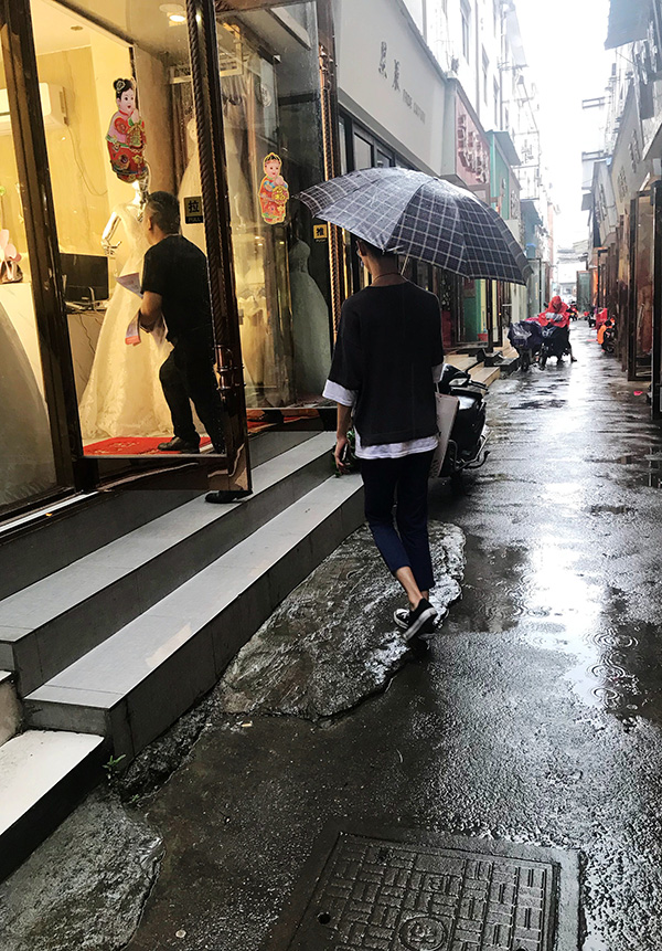婚纱一条街内,前来散发传单抢客户的外地招商代表。