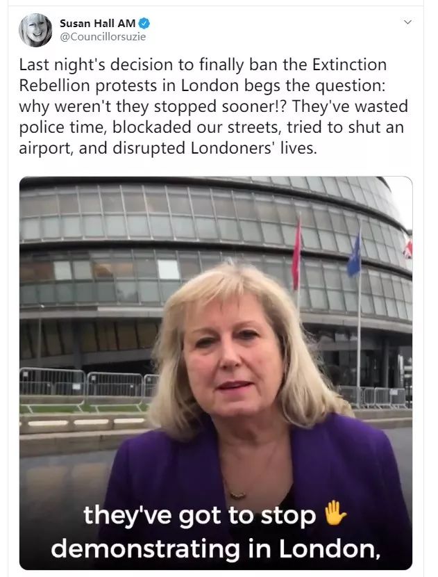 ▲图为支持伦敦警方的人谴责示威者浪费公帑和扰乱伦敦的正常秩序