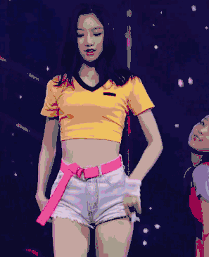 这次歌曲有点性感风的样子,平时风格是清纯系的王珂是真的很惊艳!