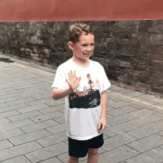 你表情包里的假笑男孩来中国了!