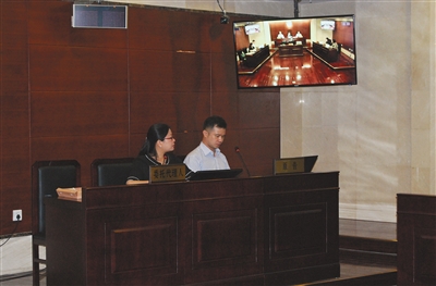 《纯洁心灵·逐梦演艺圈》导演毕志飞（右）作为原告公司法定代表人出庭。法院供图