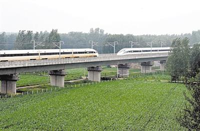 图为2016年7月15日，两辆标准动车组列车在郑徐线上交会。　