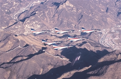 歼-10飞越长城 蓝天仪仗展现中国力量