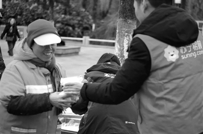 暖心！南京苏宁小店十万杯豆浆免费送