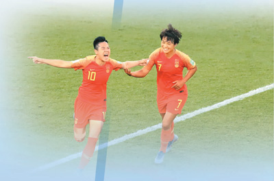 　　2019年6月13日，在法国女足世界杯上，中国队球员李影（左）与队友王霜庆祝进球。  新华社记者 徐子鉴摄