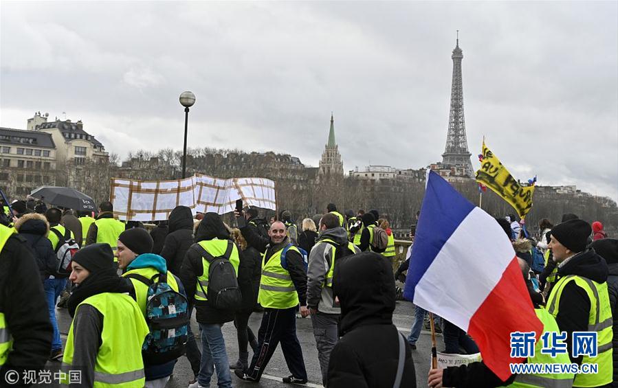 法国黄背心示威者继续举行示威游行