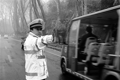 艰辛付出确保“平安钟山无事故”