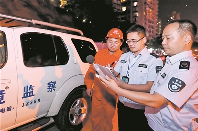 6月5日晚，重庆市沙坪坝区环境保护局开展夜间突查，使用噪声检测仪对一工地进行噪声污染检测，营造良好高考环境。