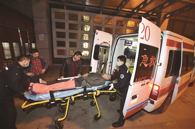 警笛声划破夜空，他们与时间赛跑