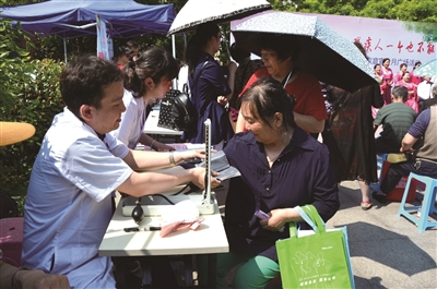 锁金村每个社区都有一棵“心愿树”