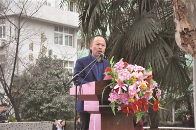 “网红校长”开学典礼演讲又刷屏：不要在泛娱乐化时代迷失自己