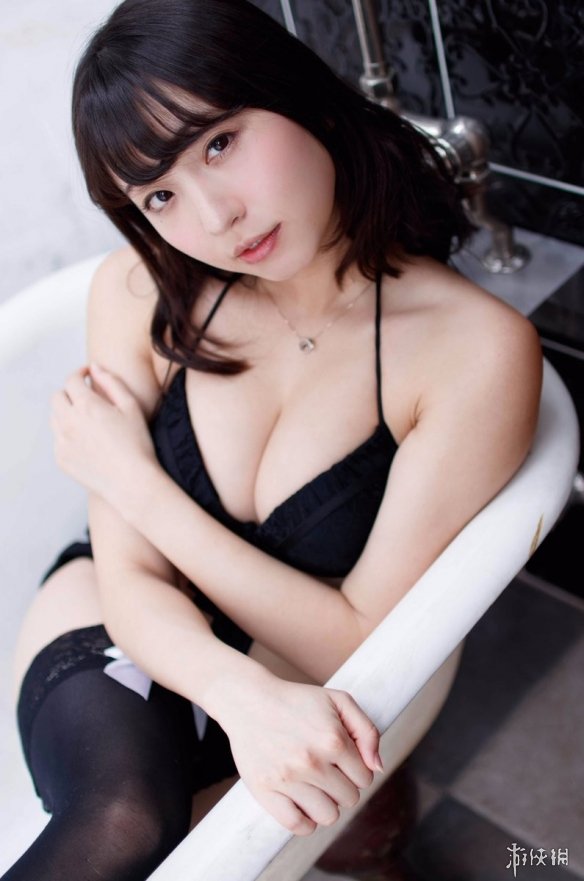 竟然在大欧派上作画!日本性感写真女星椎名香奈江