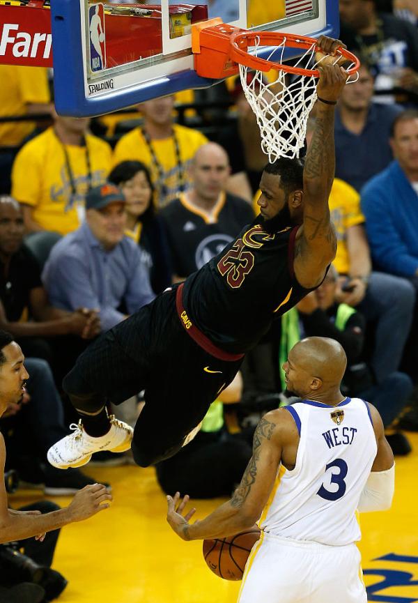 詹姆斯51分!骑士总决赛加时不敌勇士,皇帝只是