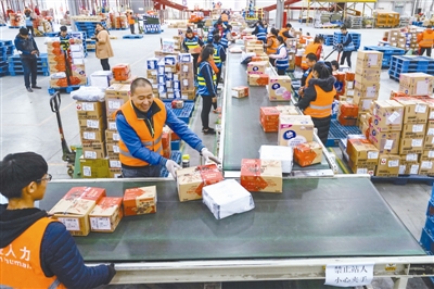 天津市武清区的一家快递公司仓库内，工作人员正在分拣快递包裹。 本报记者 王伟伟 摄