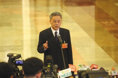 3月9日，十三届全国人大一次会议第二次全体会，银监会主席郭树清在“部长通道”回答记者提问。新京报记者 侯少卿 摄