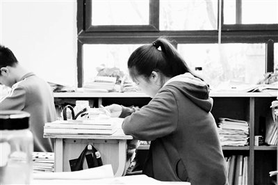 重庆女生被10所世界名校录取 仍在为高考积极备战