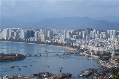 4月22日,围绕“房住不炒”的定位,海南将限购区域扩围至全省,这对于外地购房者占比近八成的海南房地产市场来说,无疑是一颗“炸弹”。 图/视觉中国