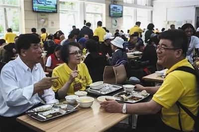 　▲5月3日，77级经济系老同学在学一食堂吃了一顿怀旧午餐。　