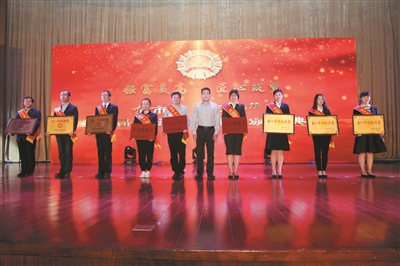 12345热线话务班 获扬中市工人先锋号荣誉称