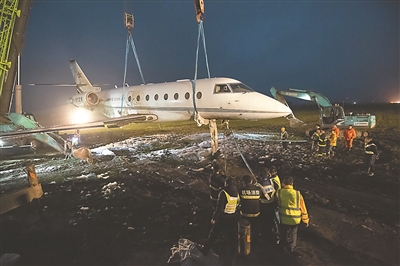 扬泰机场成功处置 飞机滑出跑道事件