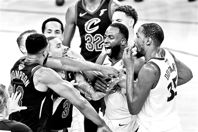 首战裁判报告出炉 勇士格林逃过判罚