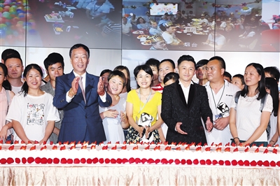  6月6日，富士康30周年庆典上，创始人郭台铭与员工在一起。受访者供图