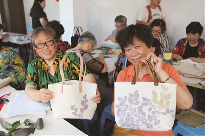 社区居民DIY环保袋|环保袋|社区|居民_新浪新闻