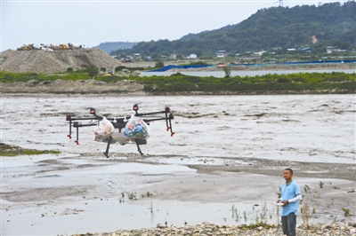 143名工人被困美丽岛 无人机运送物资紧急救援