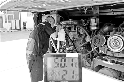 50摄氏度户外修车 你的清凉他们来负责