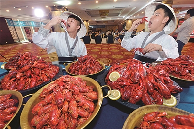  百余名应聘者前来争当“品虾师”。新华报业视觉中心记者 乐涛 摄