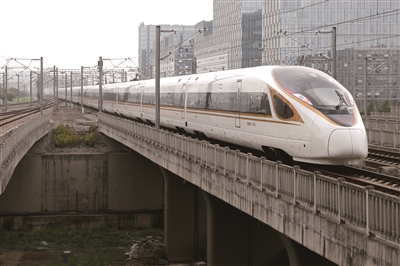 加长版“复兴号”亮相南京 首次在京沪高铁投入运营