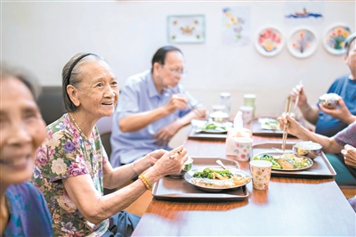 位于番禺区桥南街陈涌村的长者饭堂，老人们愉快地在这里就餐。广报全媒体记者 陈忧子 摄