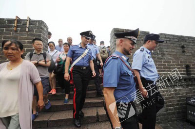 意大利警察巡逻八达岭长城 偶遇同胞唱国歌