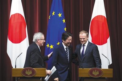 7月17日，日本东京，日本首相安倍晋三会晤到访的欧盟委员会主席容克和欧洲理事会主席图斯克。图/视觉中国