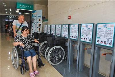 7月18日，武汉协和医院设置了20辆可以租用的共享轮椅。图/视觉中国