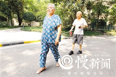 7旬妻子用竹竿牵失明丈夫散步:我是你的眼晴(图)