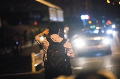 9月14日凌晨，杭州。滴滴暂停深夜服务后，因出租车运力不足，一市民等了半小时仍等不来一辆空车。资料图片/视觉中国