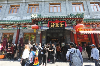 黄金周期间，前门大街全聚德烤鸭店门前排起长龙。图/视觉中国