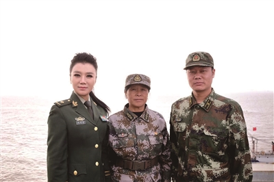 女歌唱家为守岛英雄唱赞歌