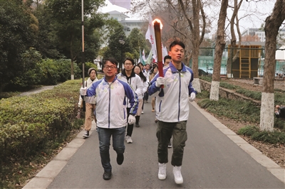 纪念“一二·九” 南京大学生持火炬接力长跑